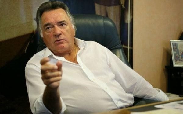 A Barrionuevo le dieron una réplica de la Copa y la abrazó como si fuera Messi