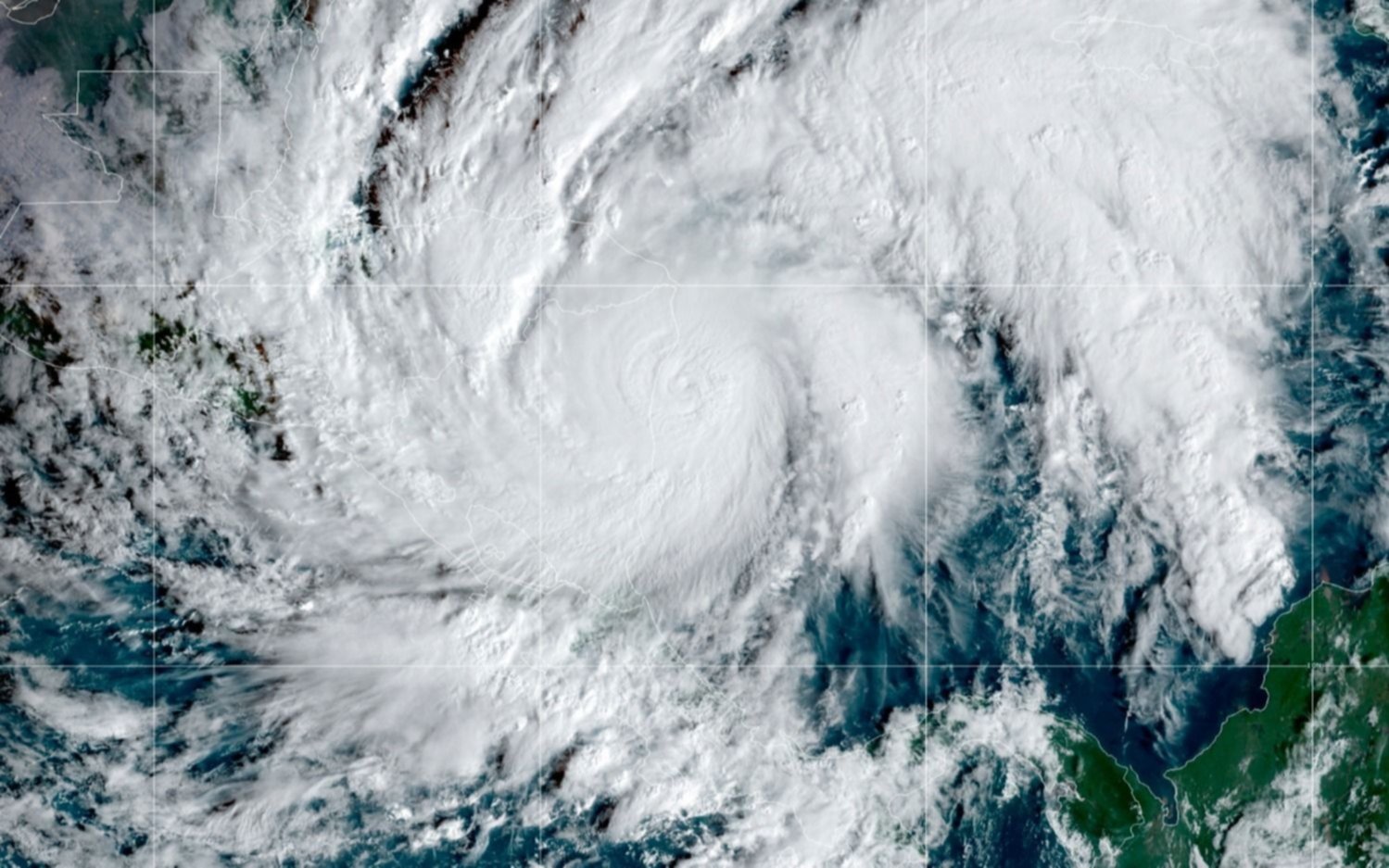 Ola de ciclones causa alerta de inundaciones en California