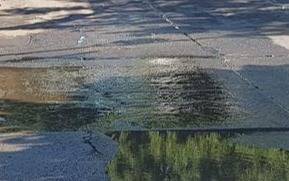 Una pérdida de agua en medio del pavimento
