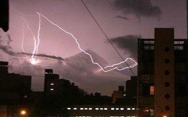 Logran desviar la caída de un rayo lanzando un láser al cielo