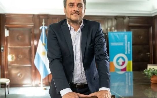 El gobernador radical que juega a varias puntas