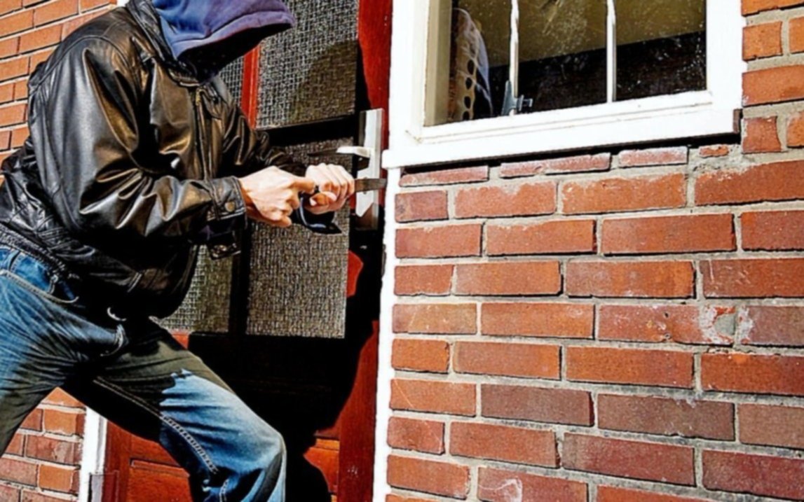Un menor violentó la puerta de una casa para robar, pero lo descubrieron