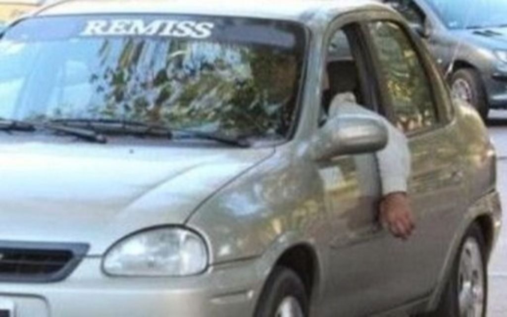 Amenazó y le robó el auto a un remisero en 22 y 86