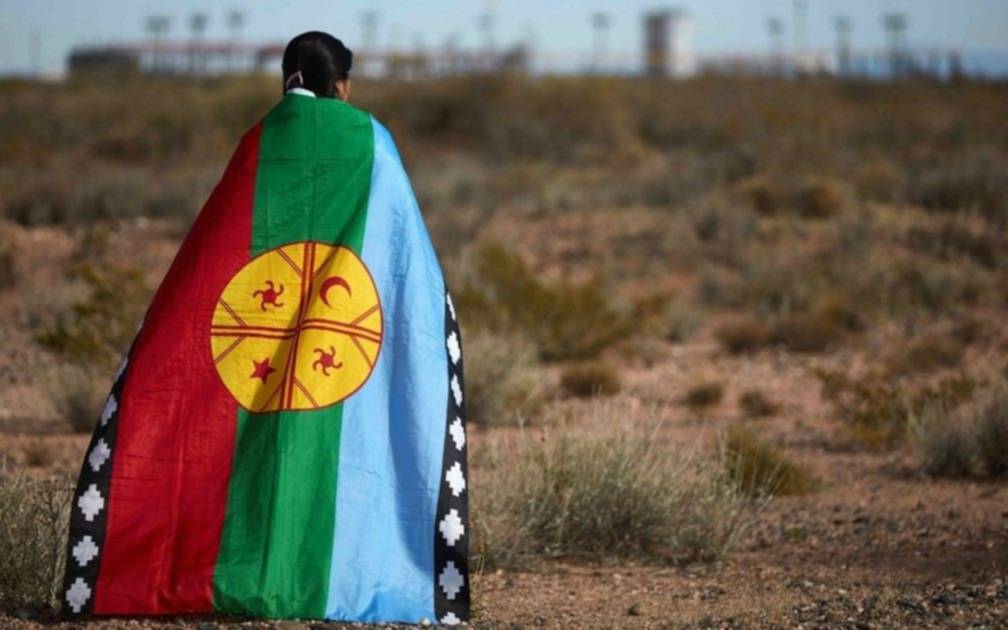 Las tierras para mapuches tienen pozos petroleros