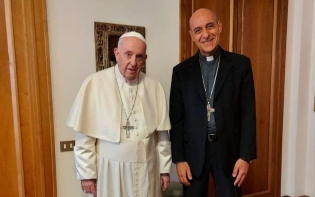 El arzobispo platense, con un cargo del Vaticano