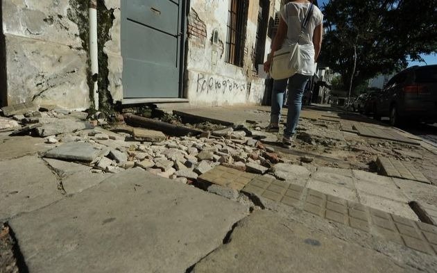 De las veredas no se ocupan los vecinos, ni la Comuna, ni las empresas de servicios