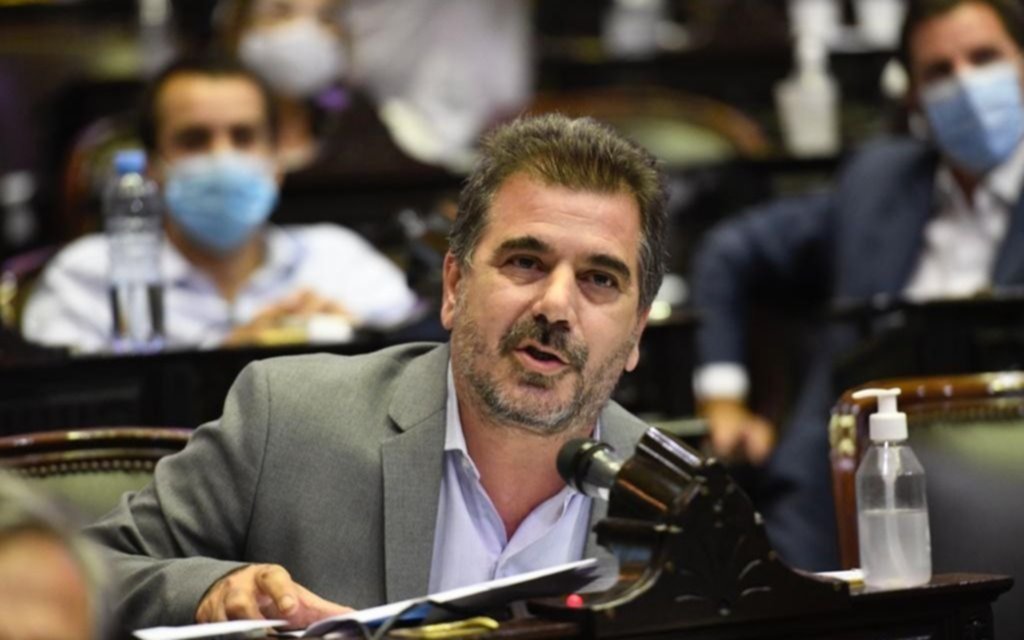 Ritondo, con tono desafiante y la camiseta del Rojo puesta