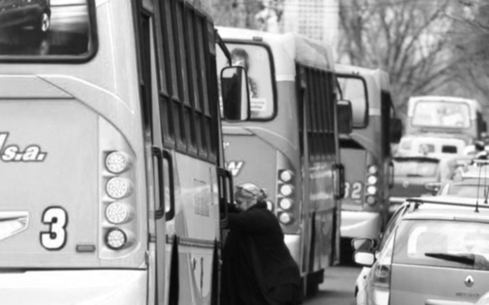 Piñas, patadas y tironeos de pelo arriba de un colectivo
