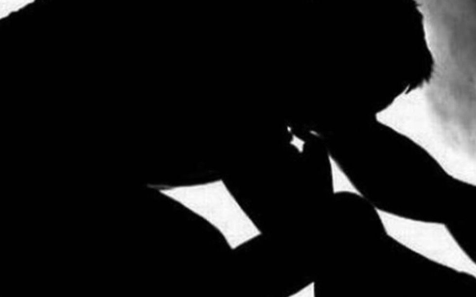 Detienen a un hombre de 40 años por propinarle golpes de puño a su hijastro