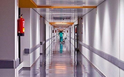 Intolerables actos de violencia contra enfermeros y médicos en hospitales