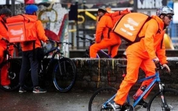 Multan a empresas de pedidos por cobros extra