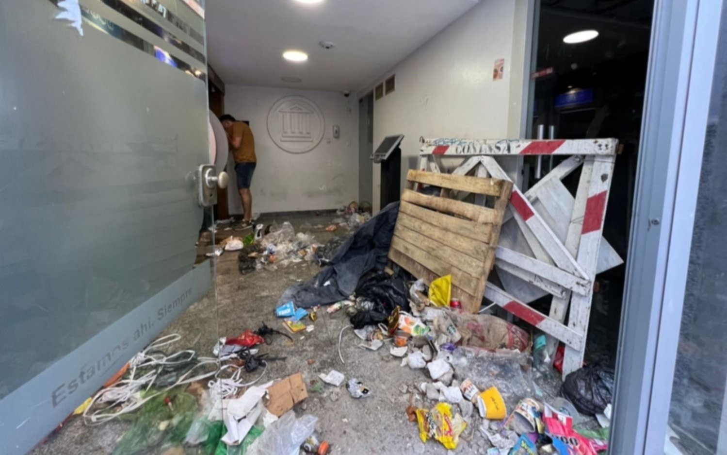 Quejas por un basural en un cajero automático