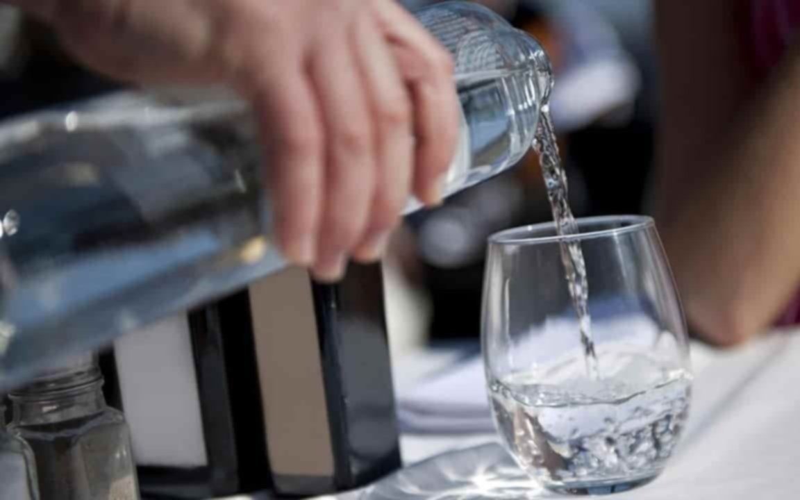 Restaurantes deberán dar agua gratis a los clientes