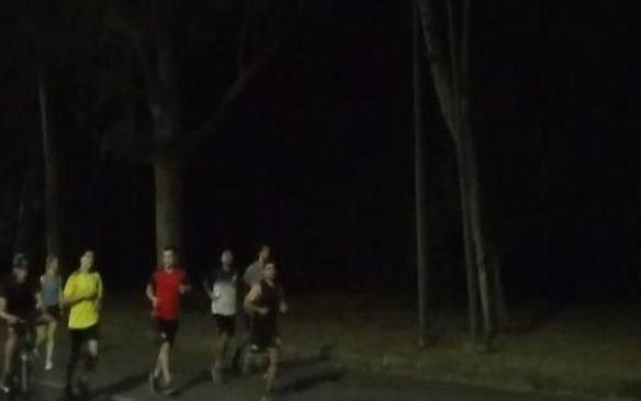 En grupos y con linternas para sentirse más seguros en el Bosque