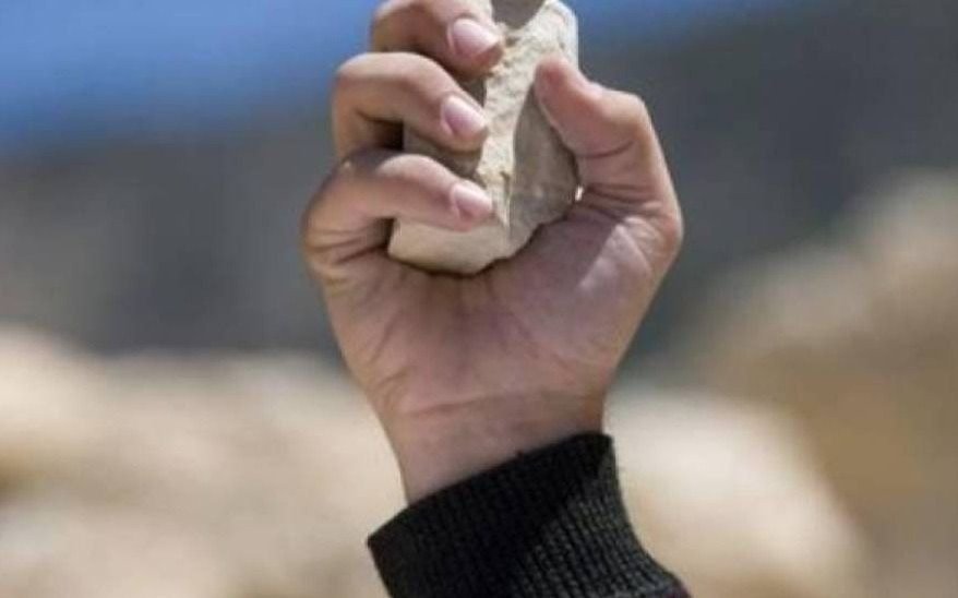 La Autopista otra vez convertida en zona franca para “tira piedras” y asaltantes