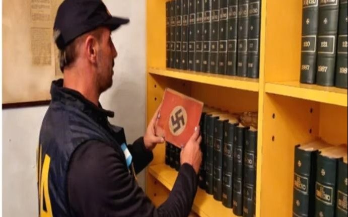 Investigaban un prostíbulo VIP y hallaron un “museo nazi” en un estudio jurídico