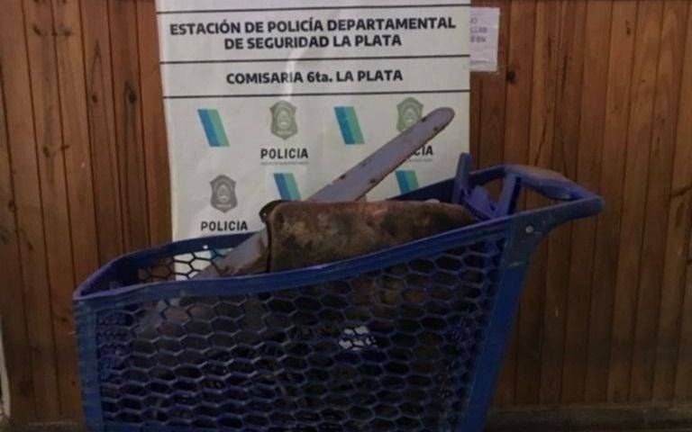 Cayó el “hombre araña” en Tolosa tras atacar con un chango de supermercado