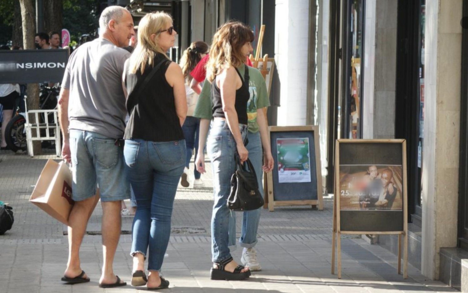 Anuncian puesta en valor de centros comerciales