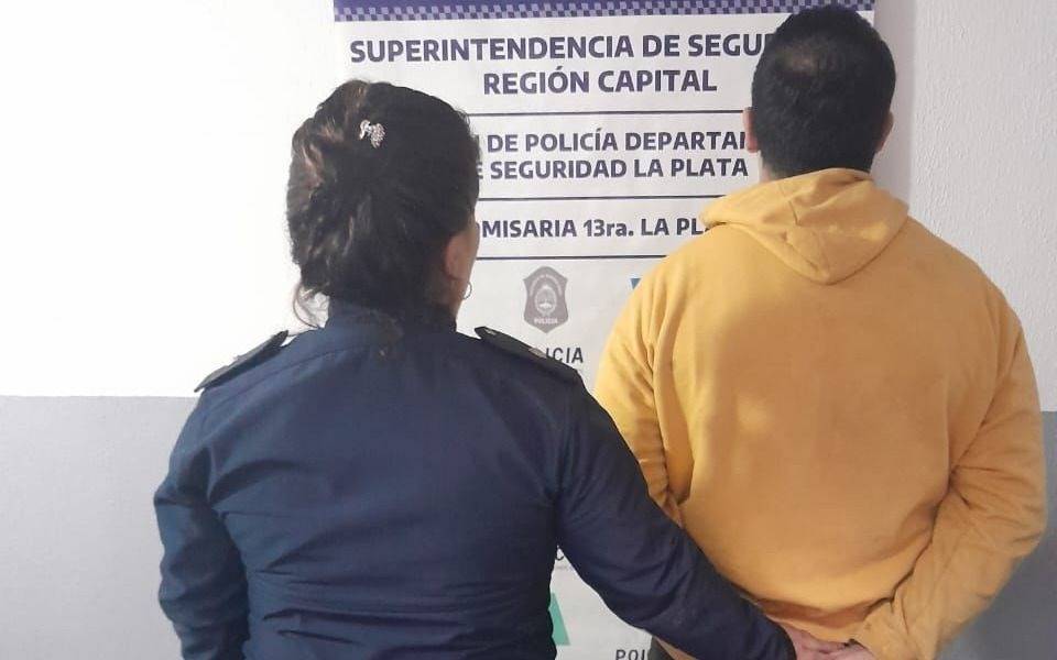 Detienen a un hombre en La Plata acusado de violar a su hijastra durante diez años