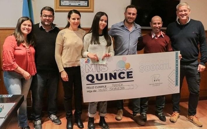 Intendente regala un bono a empleados para festejar los 15 de sus hijas