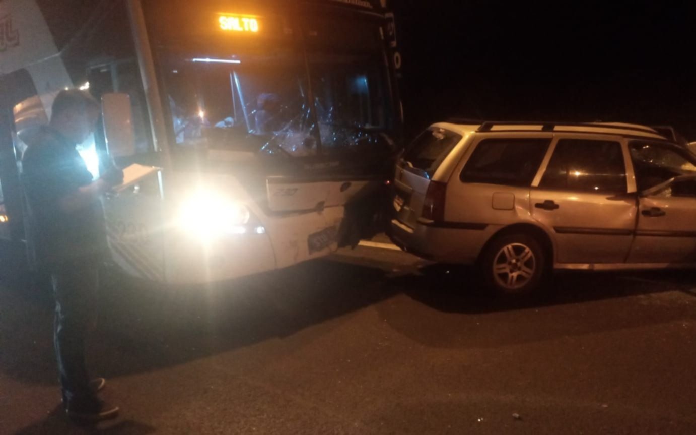 Dos muertos al chocar un micro y un auto en contramano en la Ruta 9
