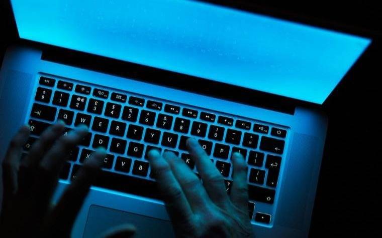 Indagan al joven acusado de hackear teléfonos