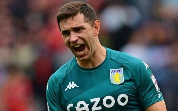 Dibu Martínez y Cuti Romero se miden en Inglaterra