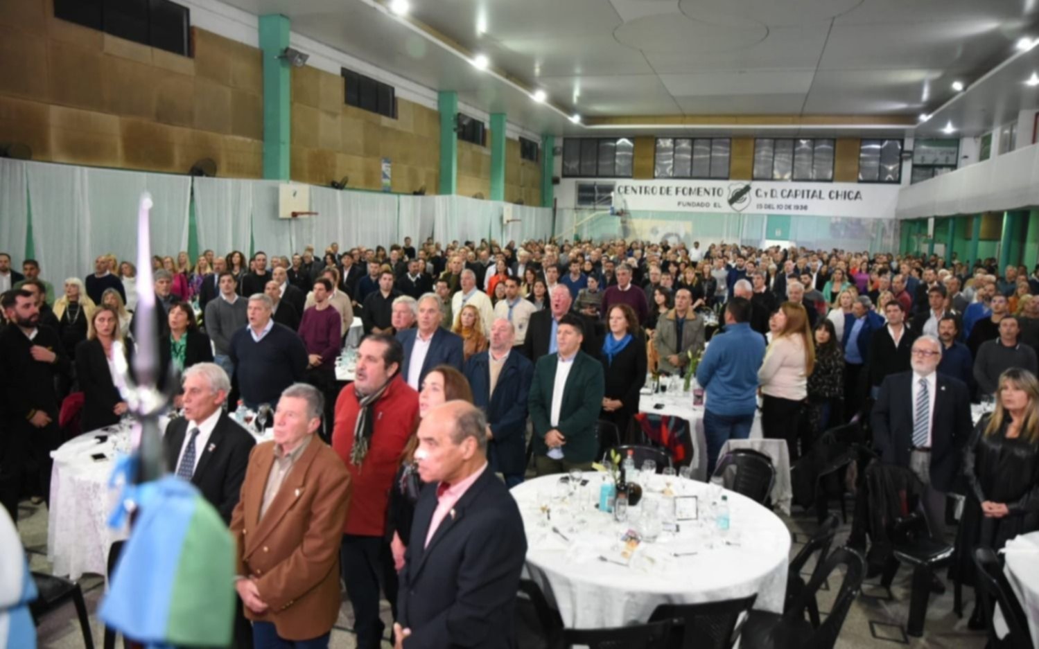 Un vecinalista y tres radicales posaron juntos y dan qué hablar