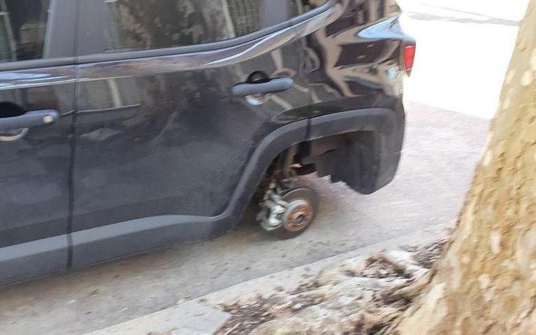 Atraparon a un roba ruedas en una celada legal en Los Hornos