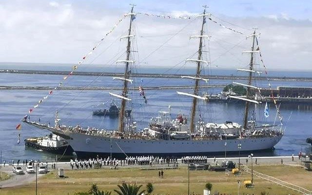 La Fragata Libertad zarpó de Buenos Aires rumbo a su travesía de 10 puertos