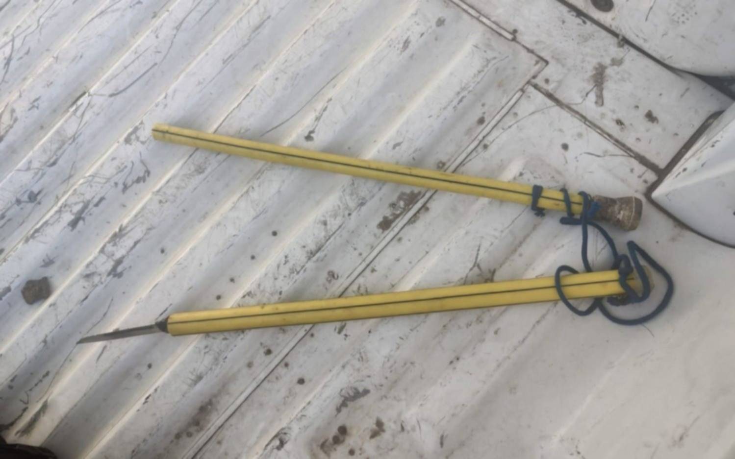 Fuera de sí, atacó a la madre con una faca casera en una casa de San Carlos