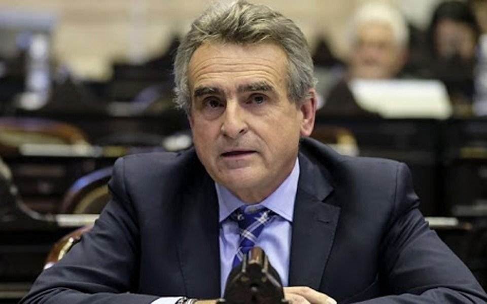 Rossi dijo que sigue adelante con su candidatura
