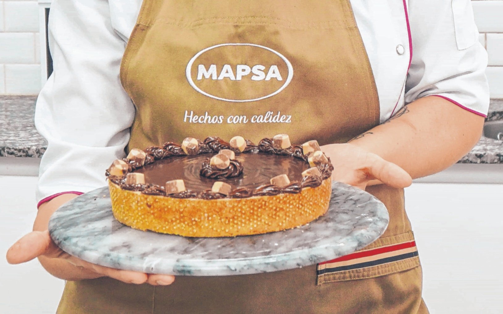 Torta húmeda de chocolate, dulce de leche y nuez