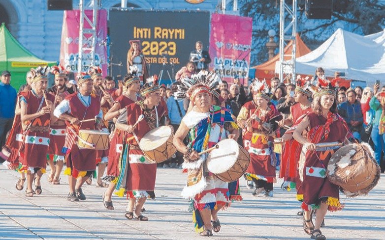 Colorida celebración peruana en plaza Moreno