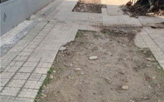 Veredas de la Ciudad con faltas de baldosas y otras dificultades para el peatón