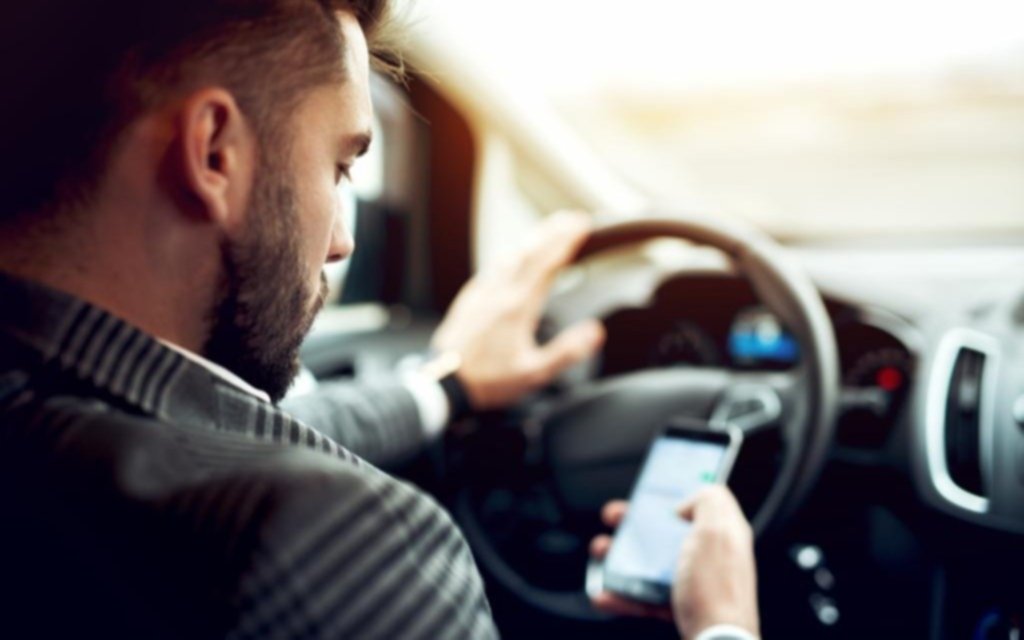 El uso de celulares al manejar, otro factor de enorme riesgo en las calles
