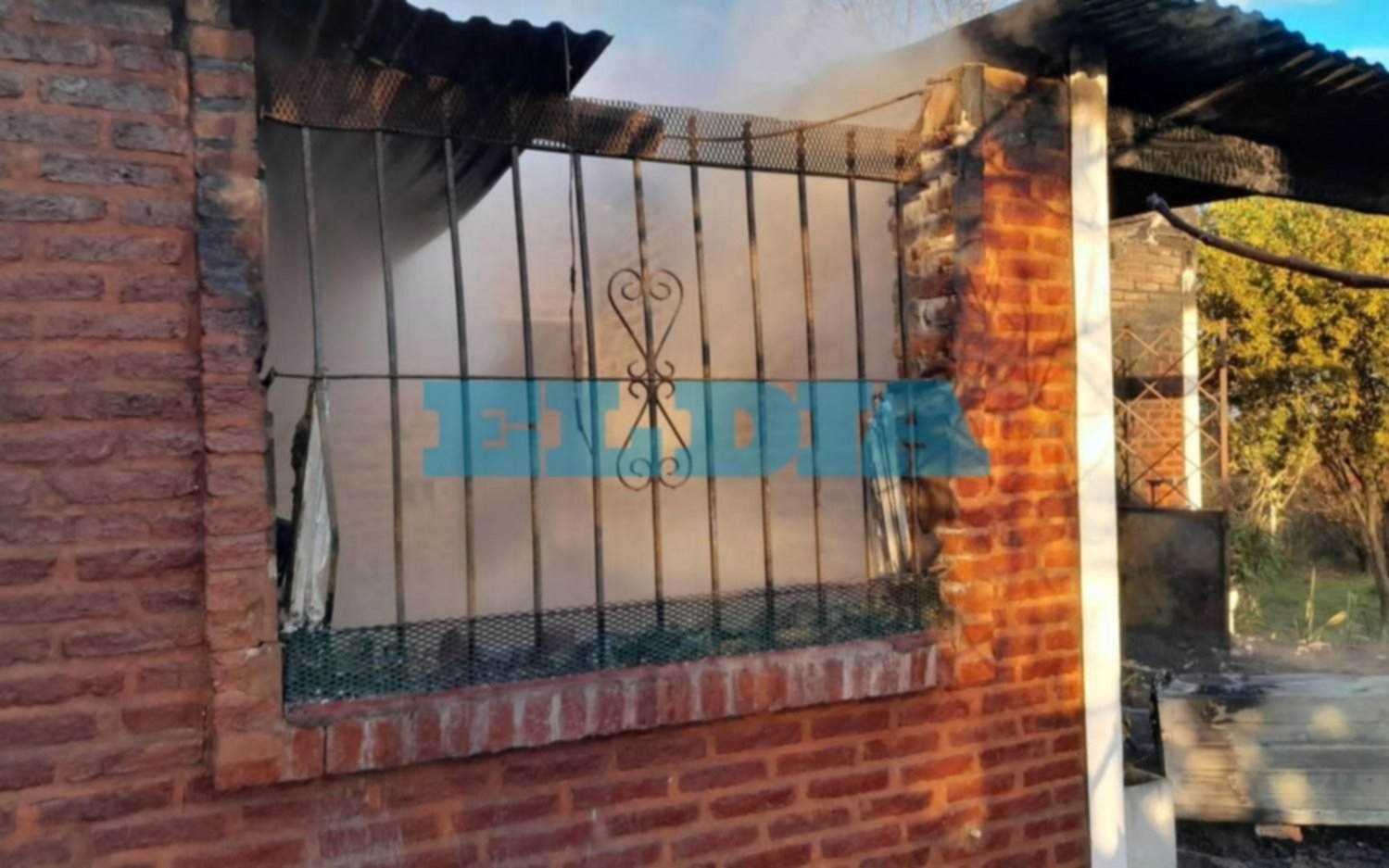 Ladrones desvalijaron una casa, la prendieron fuego y se dieron a la fuga