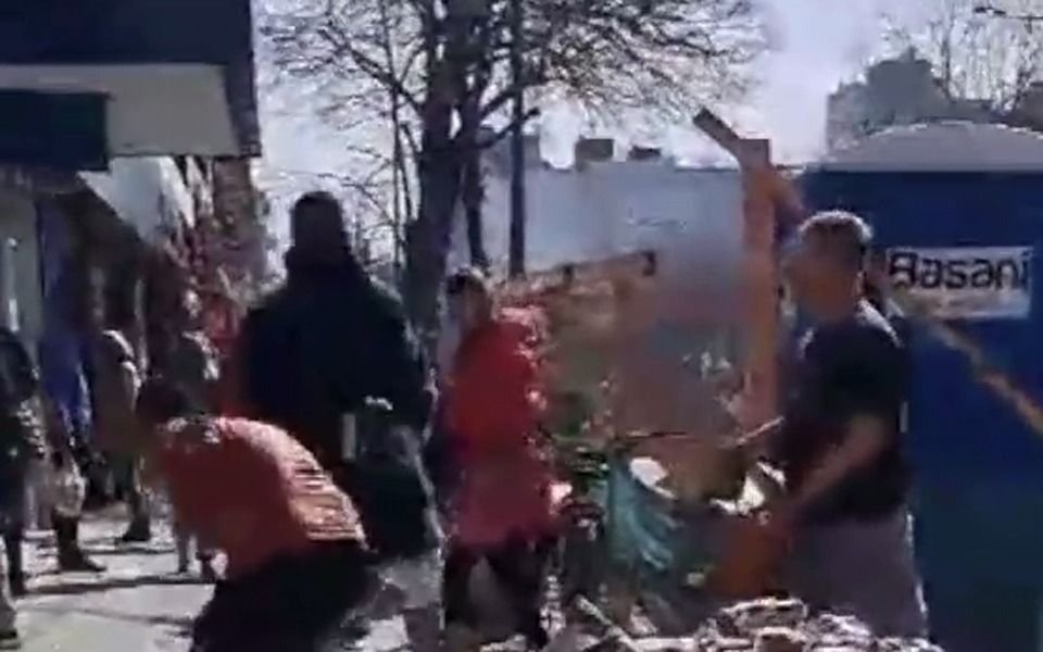Los manteros se disputan a palazos los espacios que son públicos