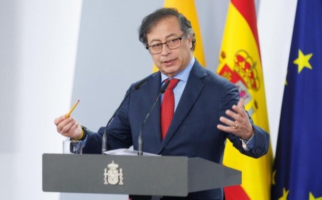El presidente de Colombia rema en aguas turbulentas