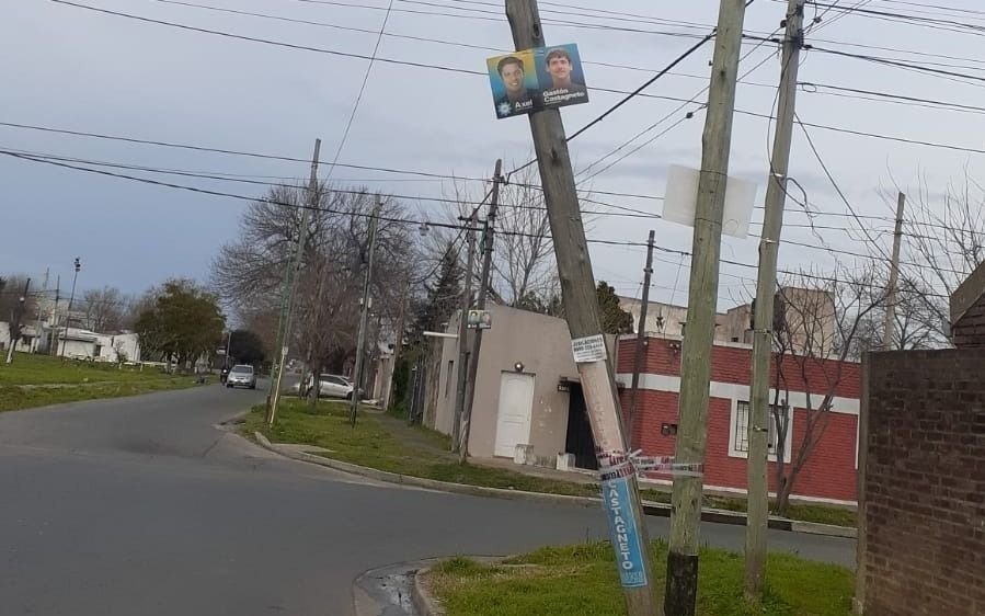 Reclamo por un poste a punto de caer en la esquina de 13 y 81
