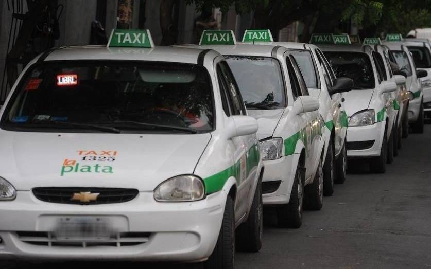 Los taxistas pidieron aumentar la bajada de bandera casi 100 pesos