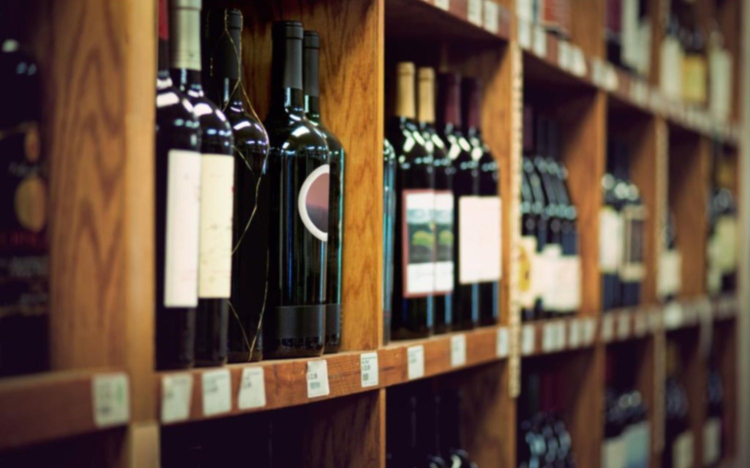 Robaron más de 30 botellas y dinero de una vinoteca