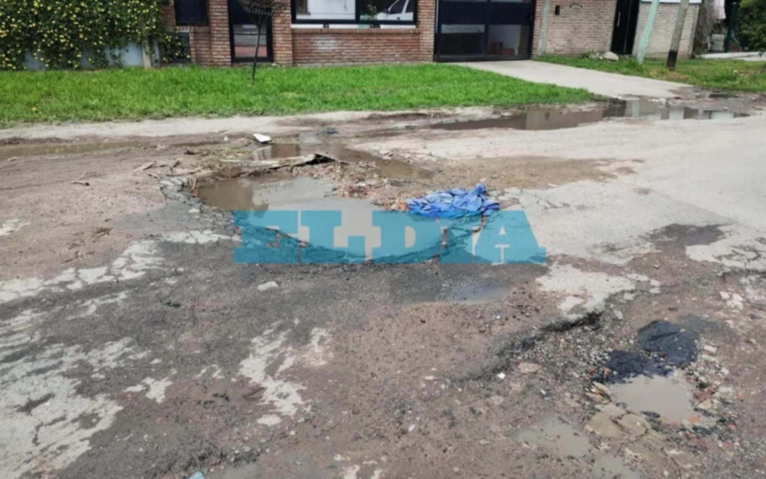 Reclaman la reparación de una calle en Los Hornos
