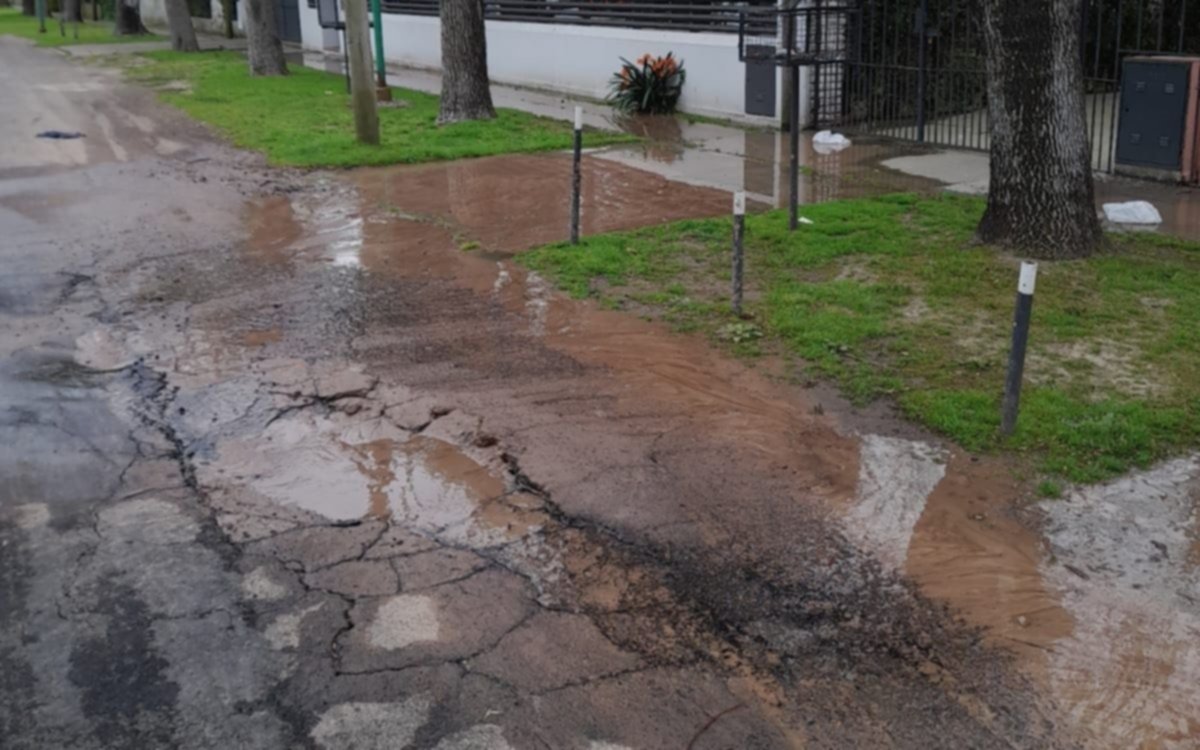 Más quejas por los “ríos” en las calles ante las pérdidas de agua
