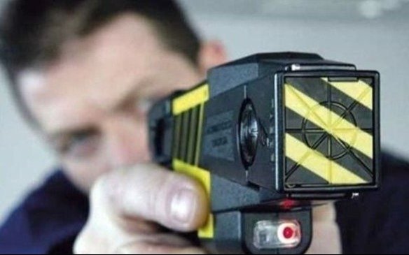 El primer uso de las Taser, un arma no letal para dar mayor seguridad a la gente