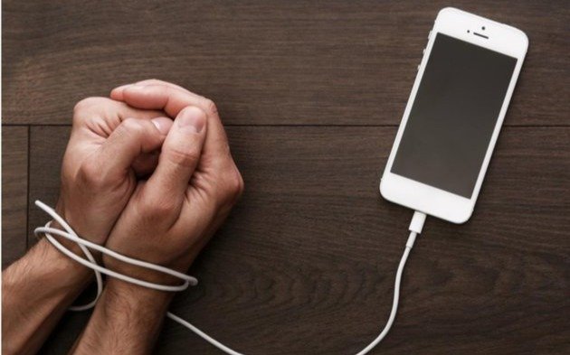 Micrófonos abiertos y teléfonos cerrados