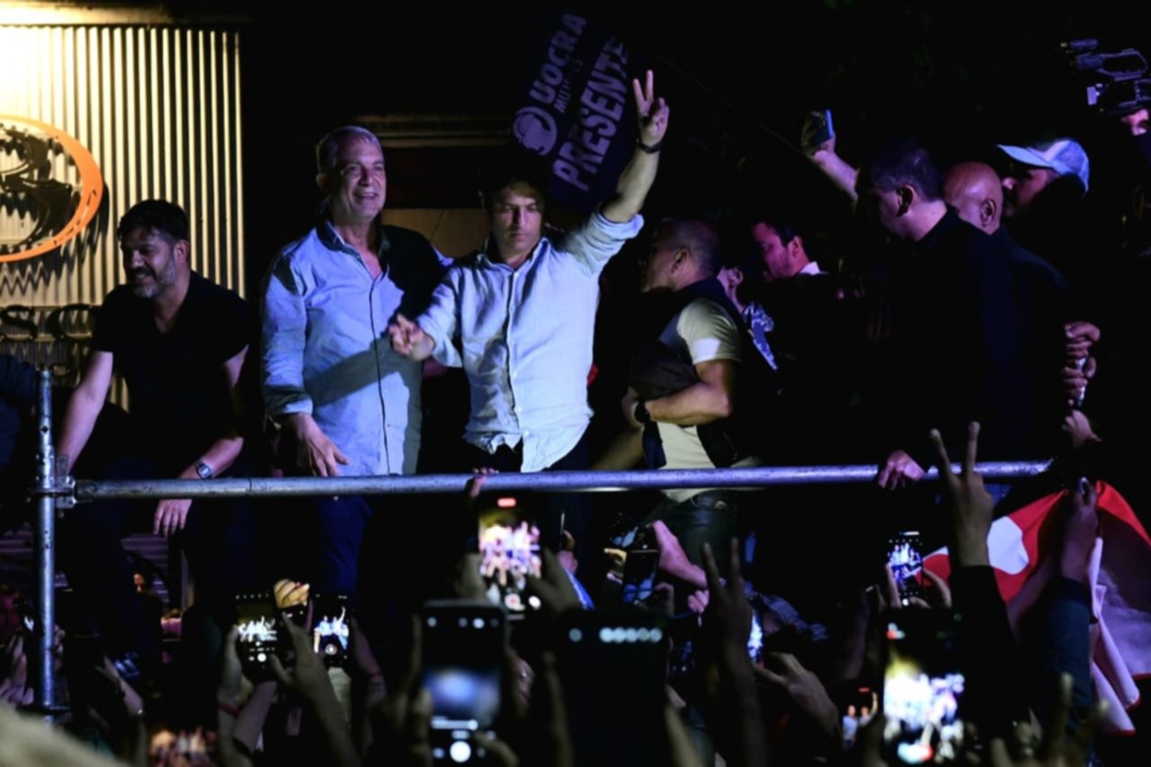Axel Kicillof en La Plata junto a Julio Alak en el búnker de 54 y 10
