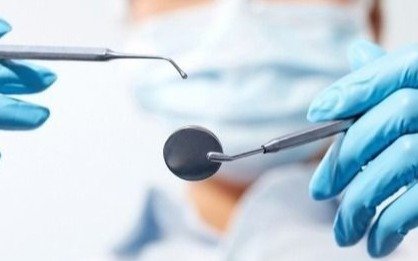 Piden que un odontólogo enfrente un proceso oral