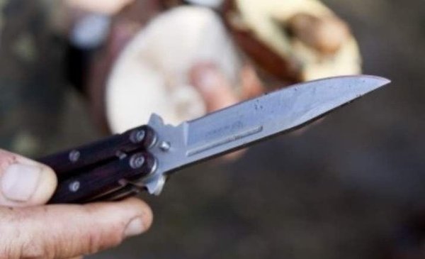 Con un cuchillo, amenazó a una comerciante que cerraba su local en Berisso