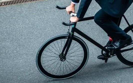 Golpearon a un joven para robarle su bicicleta a metros de plaza San Martín